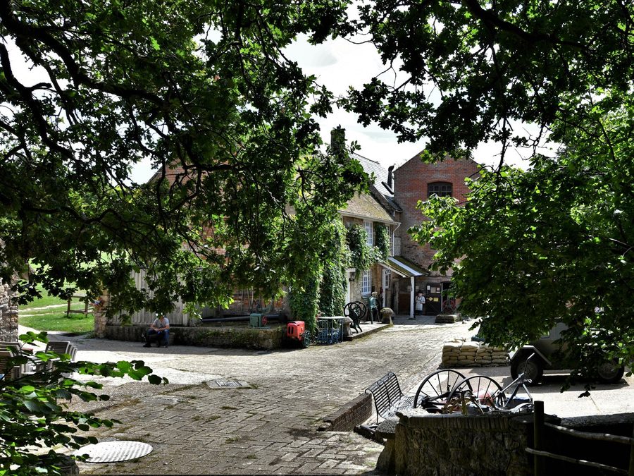 Historisches Mühlengebäude in der Landschaft