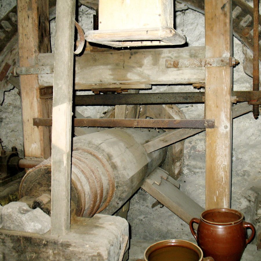 Historisches Mühlrad und Mahlwerk im Inneren